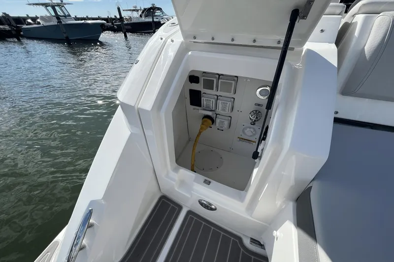 Slide: The Image of Sea Ray 320 Sundancer 2024 - 54