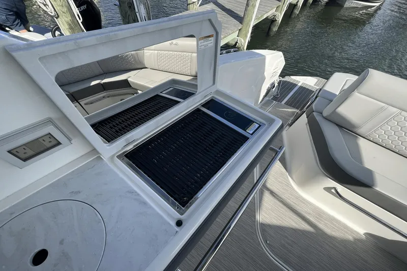Slide: The Image of Sea Ray 320 Sundancer 2024 - 55