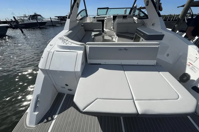Slide: The Image of Sea Ray 320 Sundancer 2024 - 56