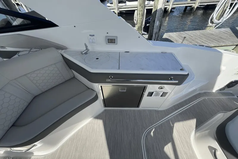 Slide: The Image of Sea Ray 320 Sundancer 2024 - 57