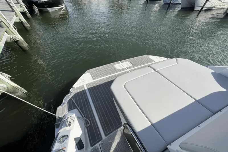 Slide: The Image of Sea Ray 320 Sundancer 2024 - 58