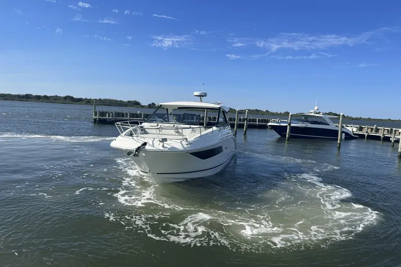 Slide: The Image of Sea Ray 320 Sundancer 2024 - 9