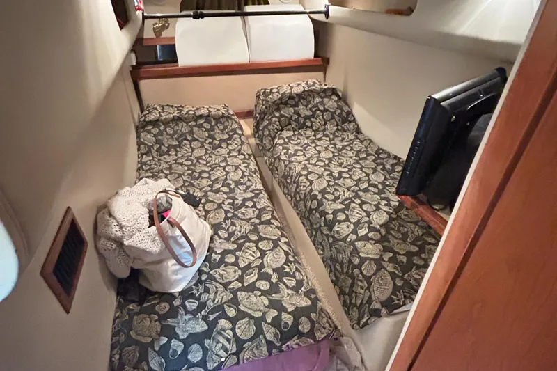 Slide: The Image of Cruisers Yachts 3870 Express 2000 - 81