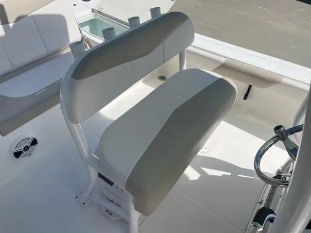Slide: The Image of 2016 Robalo 246 Cayman boat seating and console area. - 8