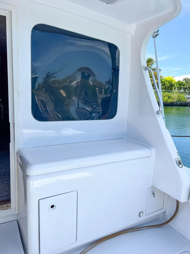 Slide: The Image of 2000 Luhrs 400 Convertible boat interior with window and storage compartment. - 20