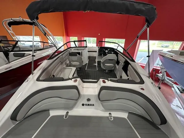 Slide: The Image of 2024 Yamaha Boats SX190 interior view in showroom. - 4