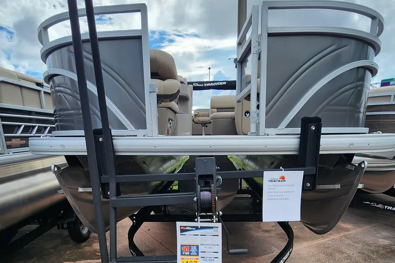 Slide: The Image of 2024 Sun Tracker Fishin' Barge 22 XP3 pontoon boat on display. - 19