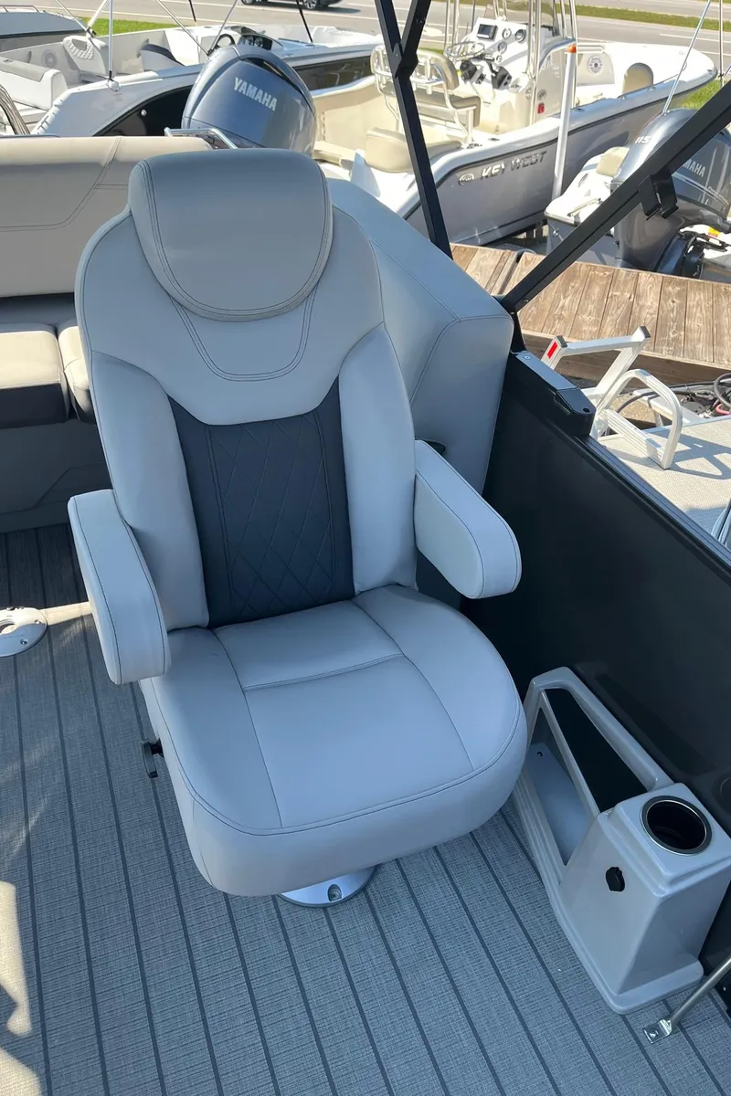 Slide: The Image of 2024 Starcraft SLS 3 Q DH captain's chair on deck. - 13