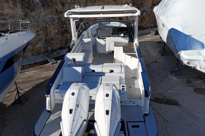 Slide: The Image of Aviara AV32 Outboard 2024 - 28