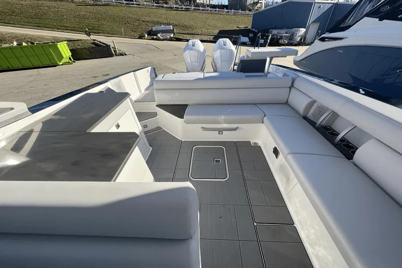 Slide: The Image of Aviara AV32 Outboard 2024 - 37