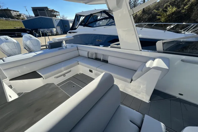 Slide: The Image of Aviara AV32 Outboard 2024 - 39