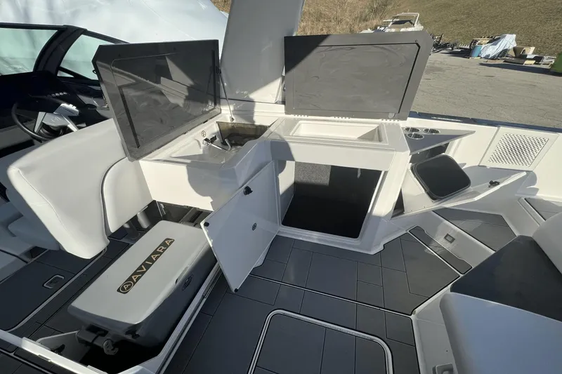 Slide: The Image of Aviara AV32 Outboard 2024 - 43
