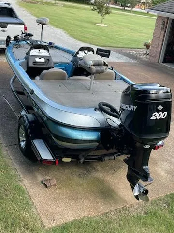 Slide: The Image of 2006 Nitro 901 CDX DC boat with Mercury 200 engine parked on driveway. - 6