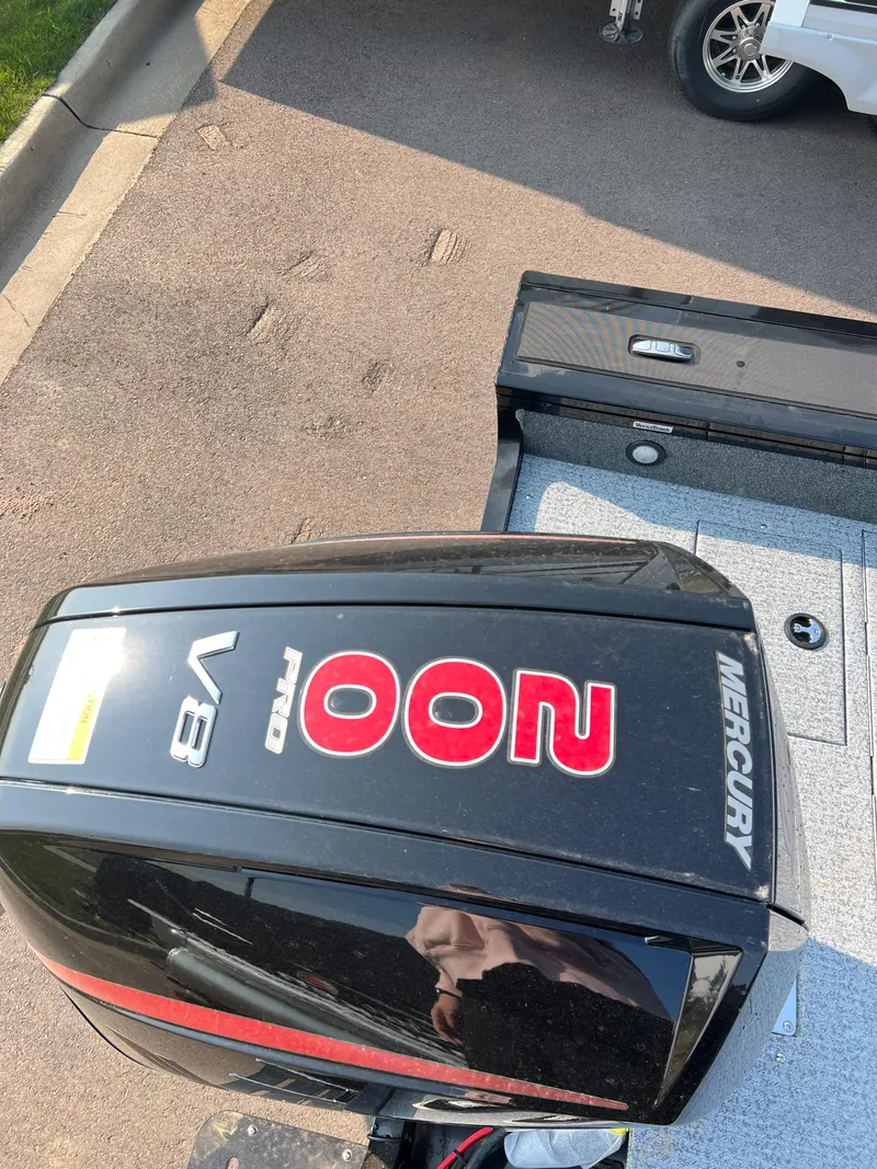 Slide: The Image of 2024 Tracker Targa V19 with Mercury Pro XS V8 outboard motor. - 5