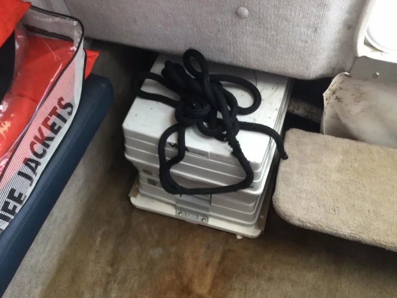 Slide: The Image of Coiled rope and life jackets on a 2000 Doral Thunder Pro 240 boat. - 5