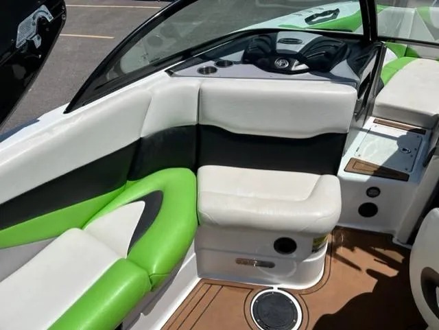 Slide: The Image of Centurion Enzo FS44 2015 - 18