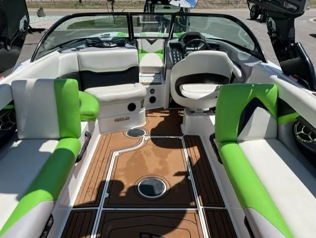 Slide: The Image of Centurion Enzo FS44 2015 - 21