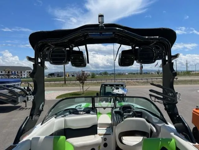 Slide: The Image of Centurion Enzo FS44 2015 - 22