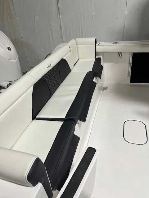 Slide: The Image of Tidewater 272 LFX 2024 - 5