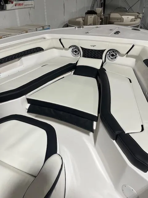 Slide: The Image of Tidewater 272 LFX 2024 - 7