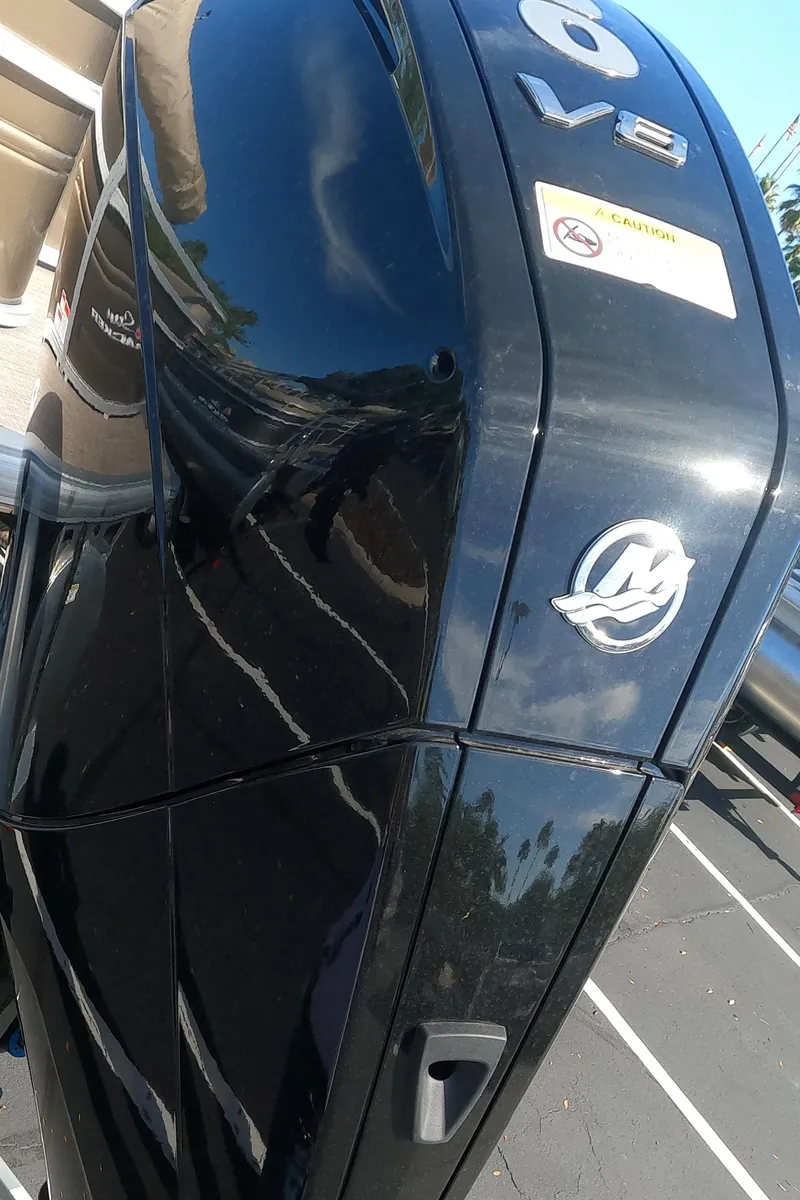 Slide: The Image of 2024 Sun Tracker Sportfish 24 XP3 outboard motor close-up. - 18