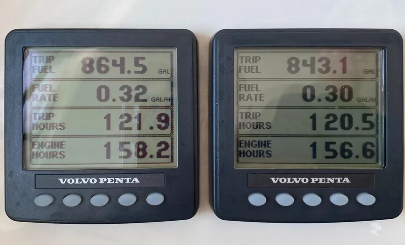 Slide: The Image of Volvo Penta displays showing fuel usage and engine hours for Carver 56 Voyager, 2007 model. - 4