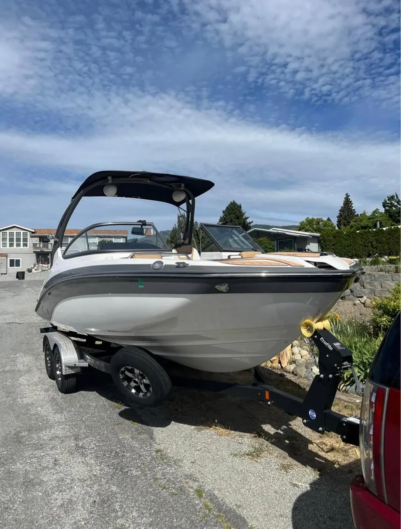 The Image of 2021 Yamaha Boats 212S on trailer, ready for transport. - 1