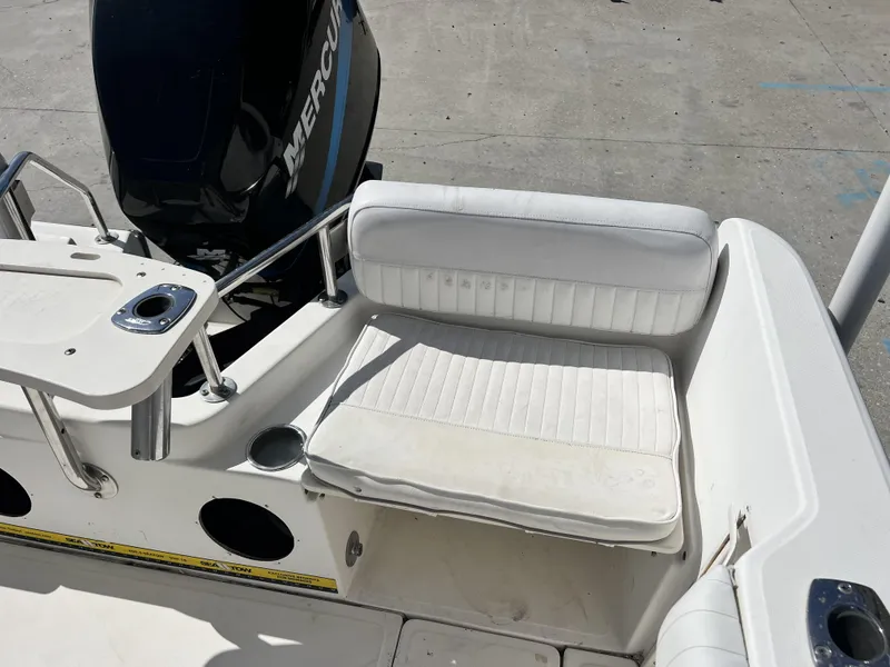 Slide: The Image of Boston Whaler 21 Outrage 2000 - 22
