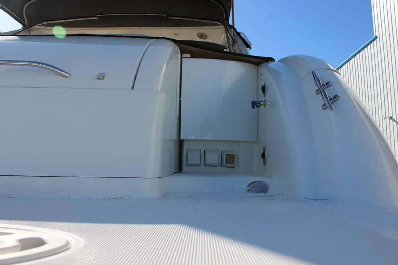 Slide: The Image of 1999 Formula 400 Super Sport boat stern view with storage compartments. - 8