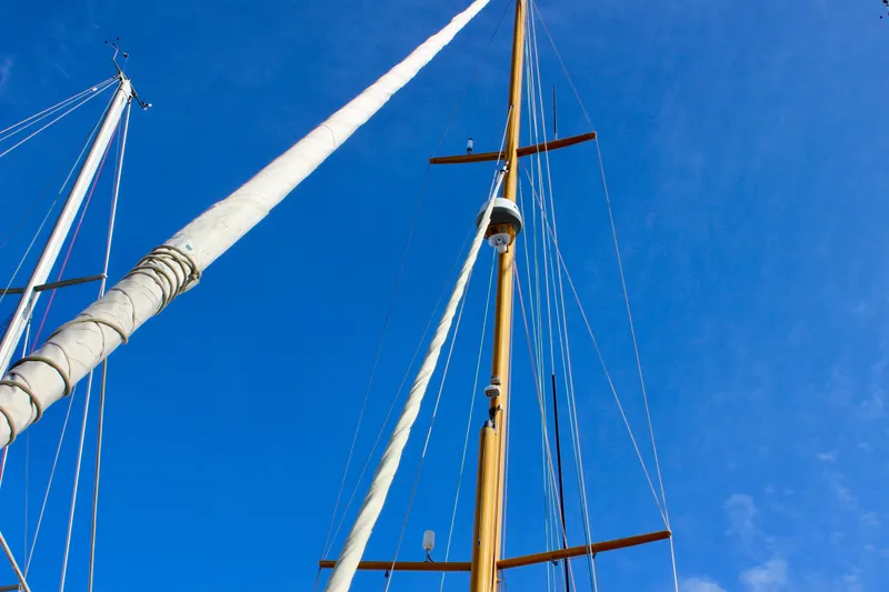 Slide: The Image of Mast of 2018 Cape George 45 sailboat against clear blue sky. - 18