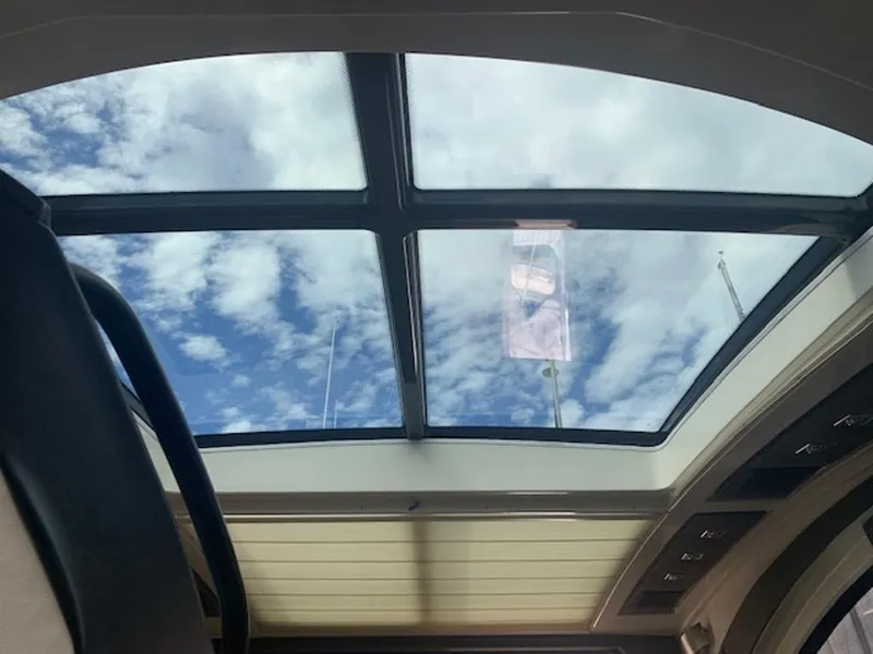 Slide: The Image of Glass roof of 2008 Marquis 40 SC showcasing sky view. - 18