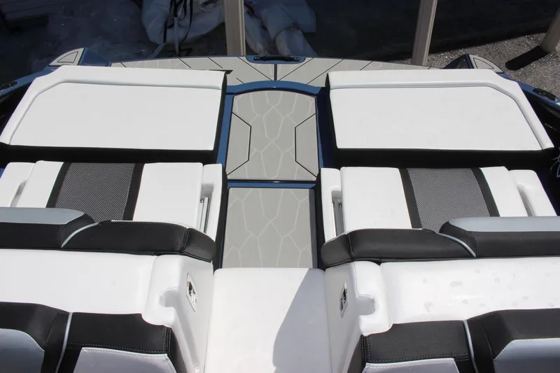 Slide: The Image of 2023 Yamaha Boats 255XD interior seating and deck. - 15