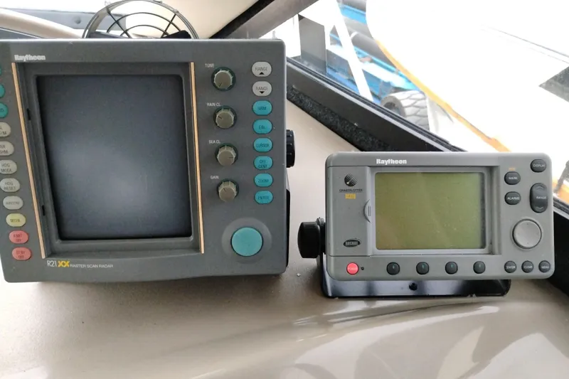 Slide: The Image of Raytheon radar and navigation equipment on 1995 Bayliner 3988 Motoryacht dashboard. - 31