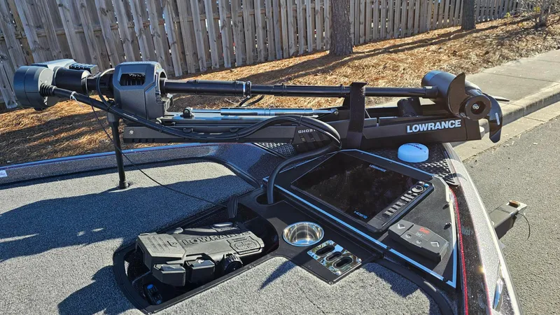 Slide: The Image of 2024 Ranger Z521R boat with Lowrance equipment and advanced fishing technology. - 3