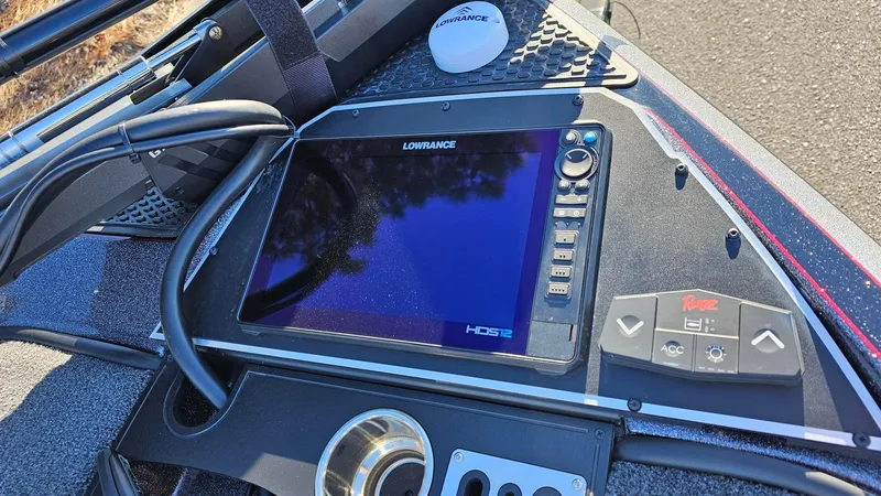 Slide: The Image of 2024 Ranger Z521R boat dashboard with Lowrance HDS display and control panel. - 8