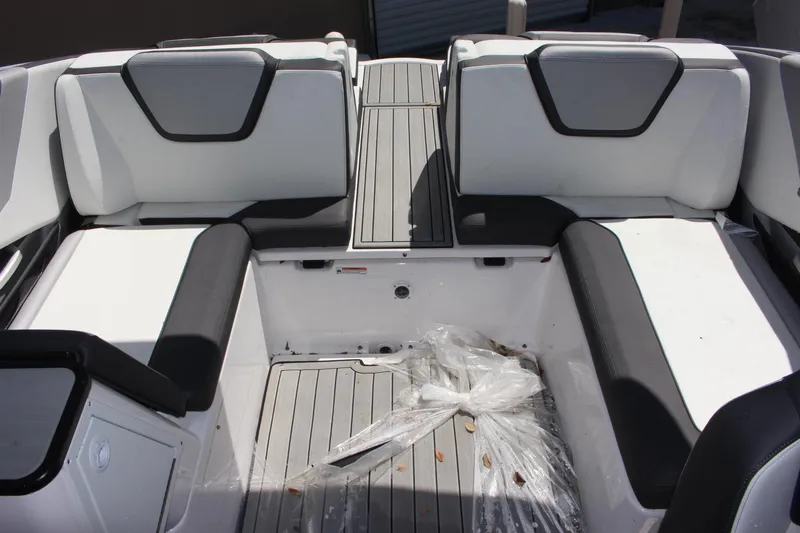 Slide: The Image of 2023 Yamaha Boats 252SE interior seating area with white and black upholstery. - 14