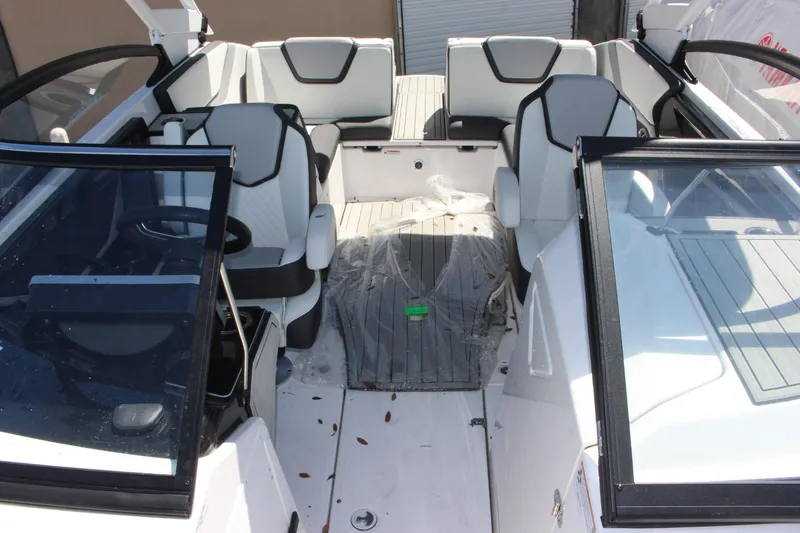Slide: The Image of 2023 Yamaha Boats 252SE interior with white and black seating. - 6