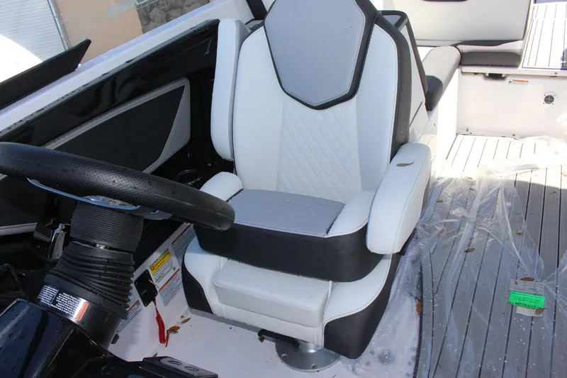 Slide: The Image of 2023 Yamaha Boats 252SE captain's chair and helm station. - 8