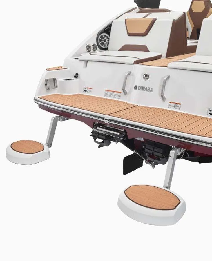 Slide: The Image of 2023 Yamaha Boats 222S rear view with swim platform and seating. - 9