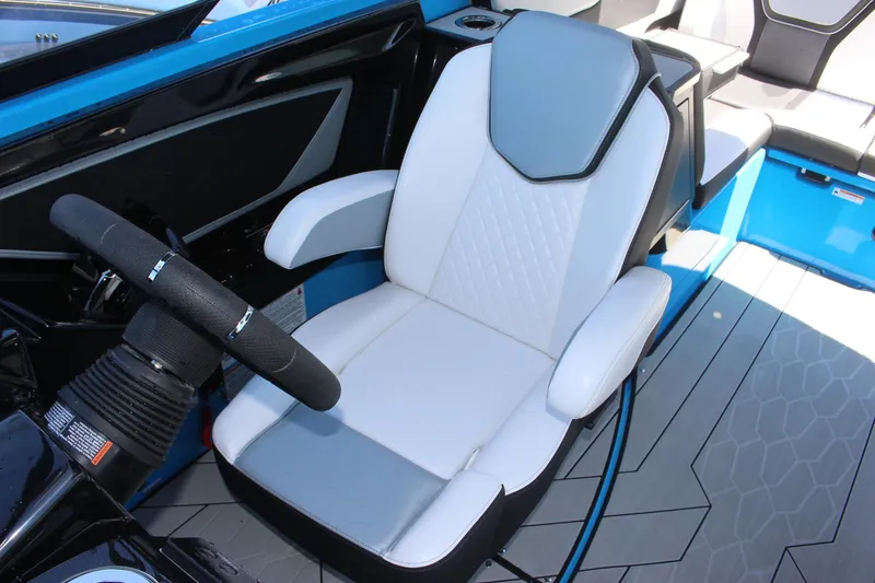Slide: The Image of 2023 Yamaha Boats 255XE captain's chair and helm station, featuring modern design and premium materials. - 9