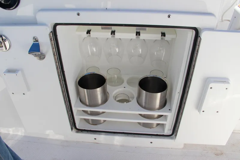 Slide: The Image of Built-in beverage storage on 2021 Sea Hunt Ultra 275 SE boat. - 36