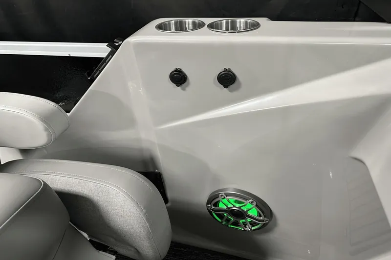 Slide: The Image of Premier 250 Solaris Sport 2024 - 76
