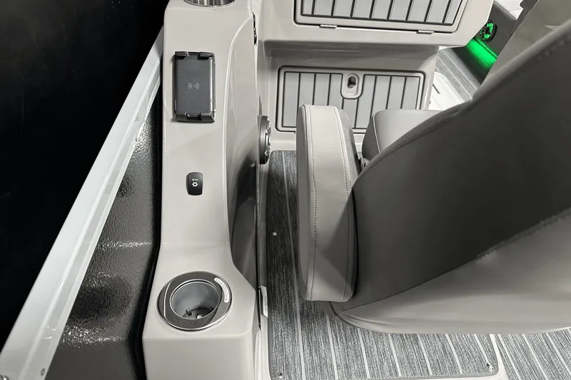 Slide: The Image of Premier 250 Solaris Sport 2024 - 80