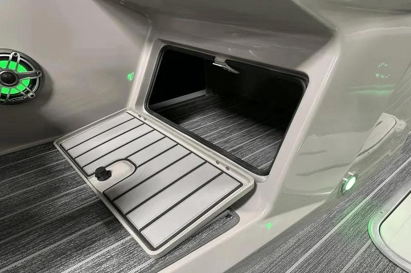 Slide: The Image of Premier 250 Solaris Sport 2024 - 86