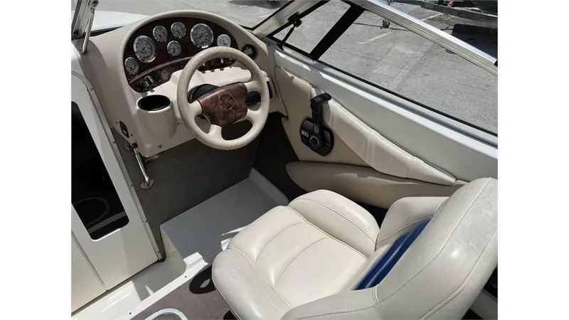 Slide: The Image of 1999 Stingray 200 CS/CX boat interior with steering wheel and dashboard. - 18
