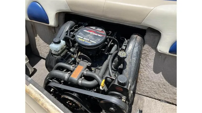 Slide: The Image of 1999 Stingray 200 CS/CX boat engine compartment with MerCruiser engine. - 5