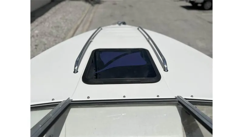 Slide: The Image of 1999 Stingray 200 CS/CX boat deck with hatch and railings. - 8