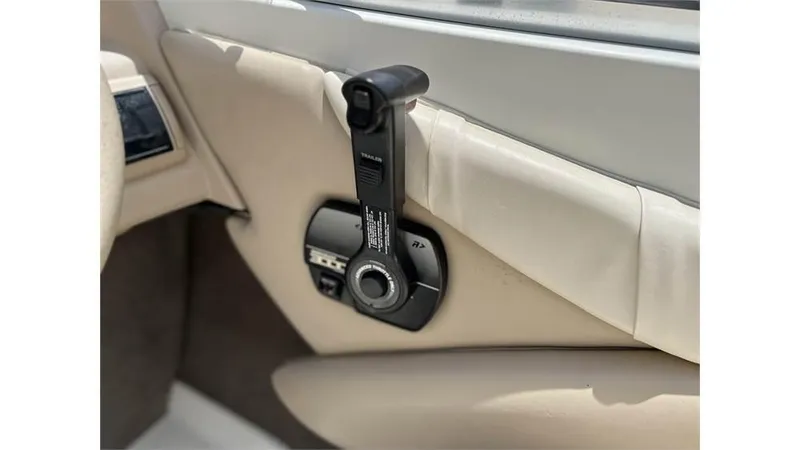 Slide: The Image of 1999 Stingray 200 CS/CX boat interior with mounted fire extinguisher. - 9