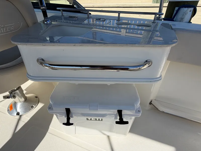 Slide: The Image of Boston Whaler 230 VANTAGE 2017 - 62