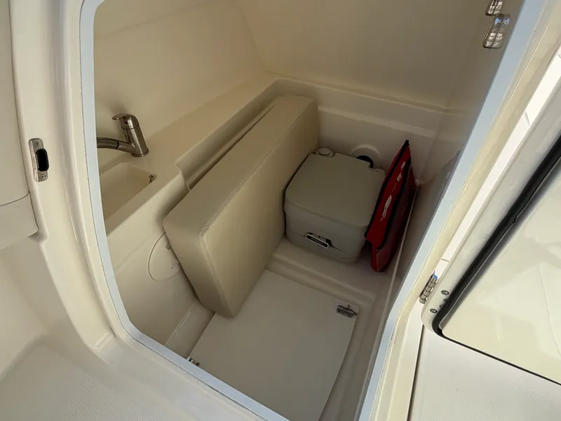 Slide: The Image of Boston Whaler 230 VANTAGE 2017 - 43